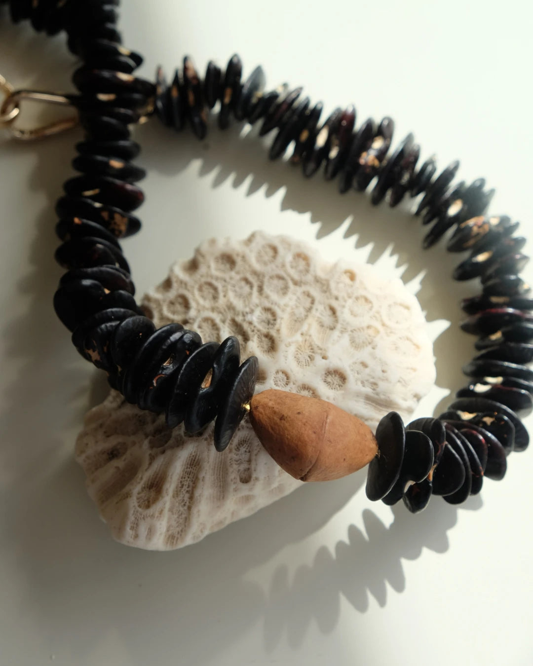 Collar Agnes de Semillas naturales - Negro y Café