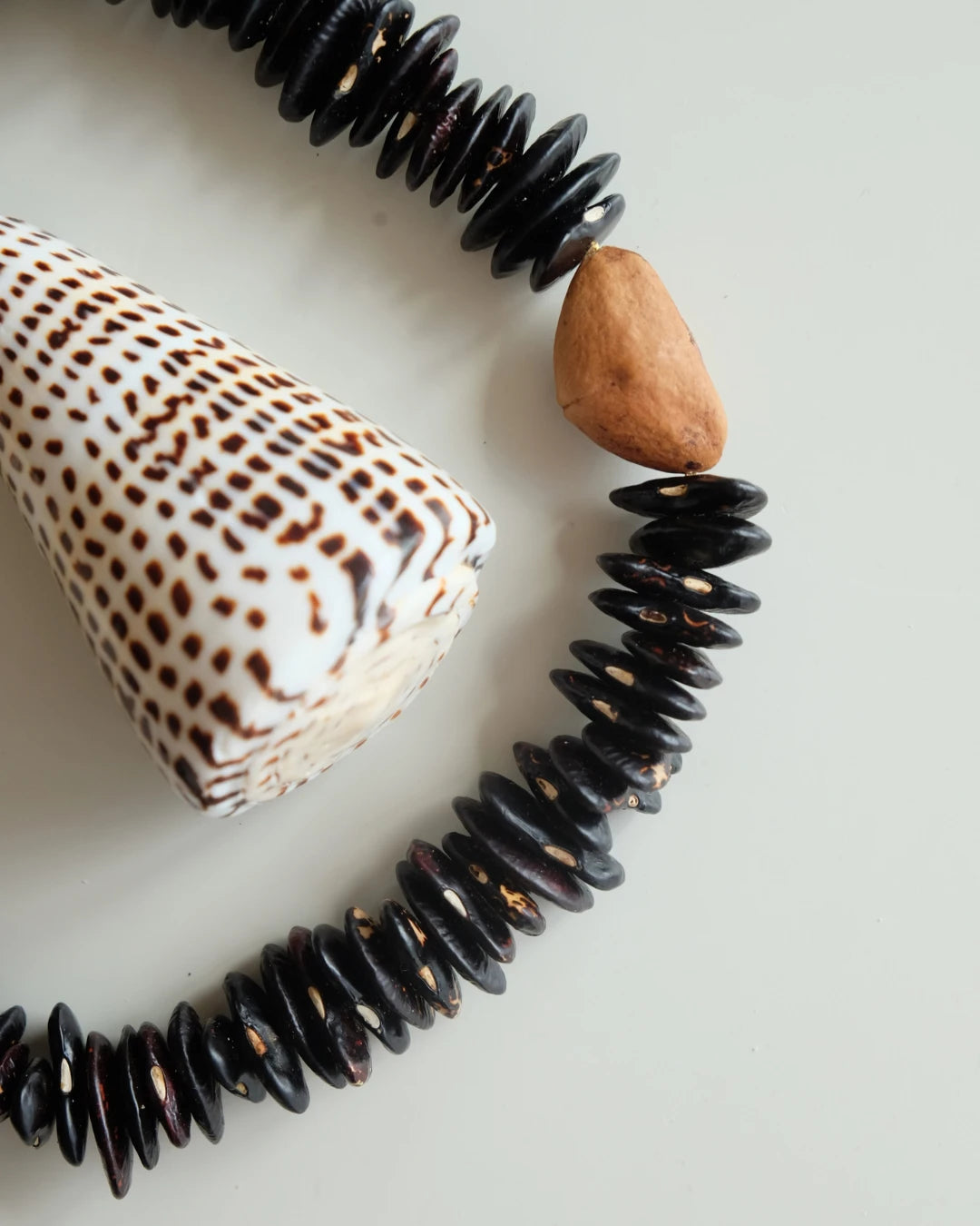 Collar Agnes de Semillas naturales - Negro y Café