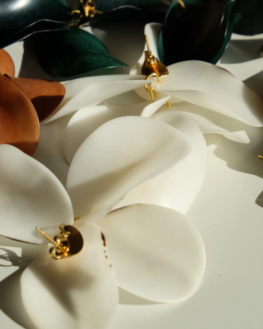 FLORA EARRINGS OFF-WHITE - Cōper Shop