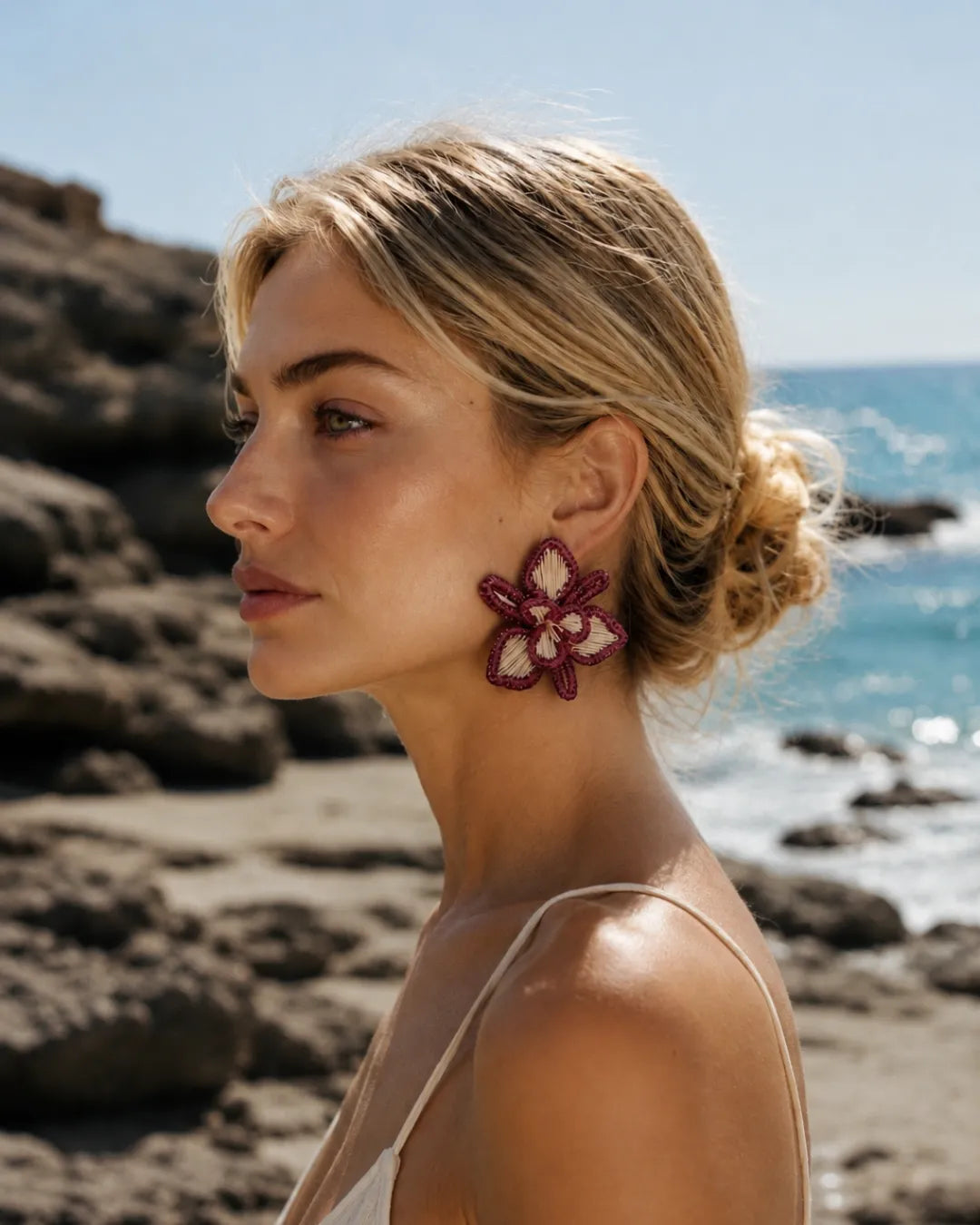 Orquidea Iraca Palm Earrings - Natural & Burgundy