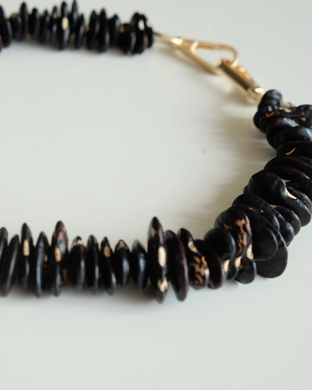 Collar Agnes de Semillas naturales - Negro y Café