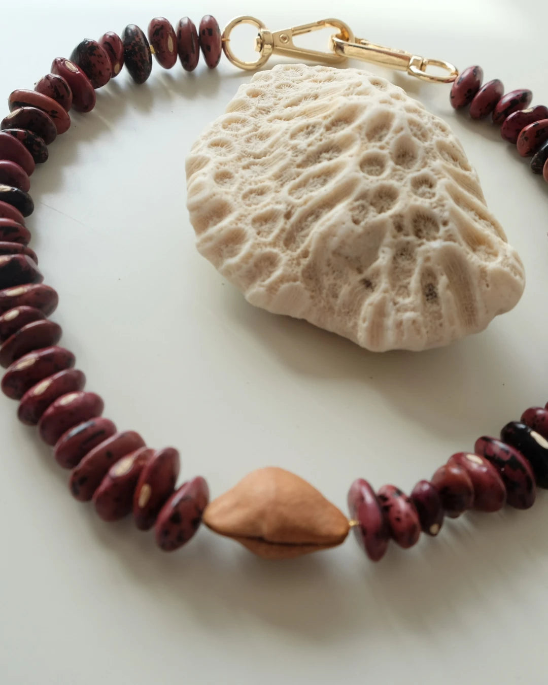 Collar Agnes de Semillas naturales - Morado y Café