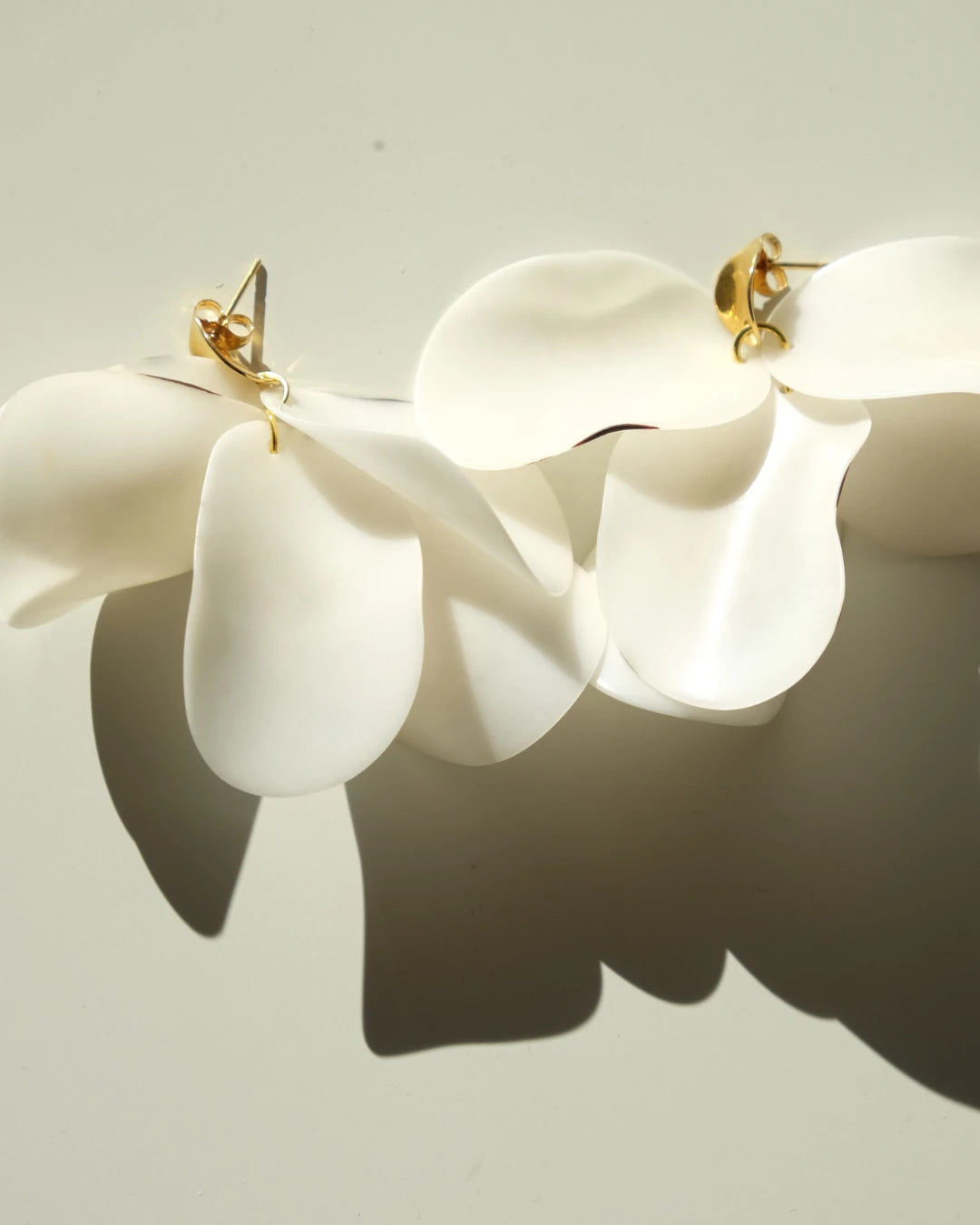 FLORA EARRINGS OFF-WHITE - Cōper Shop