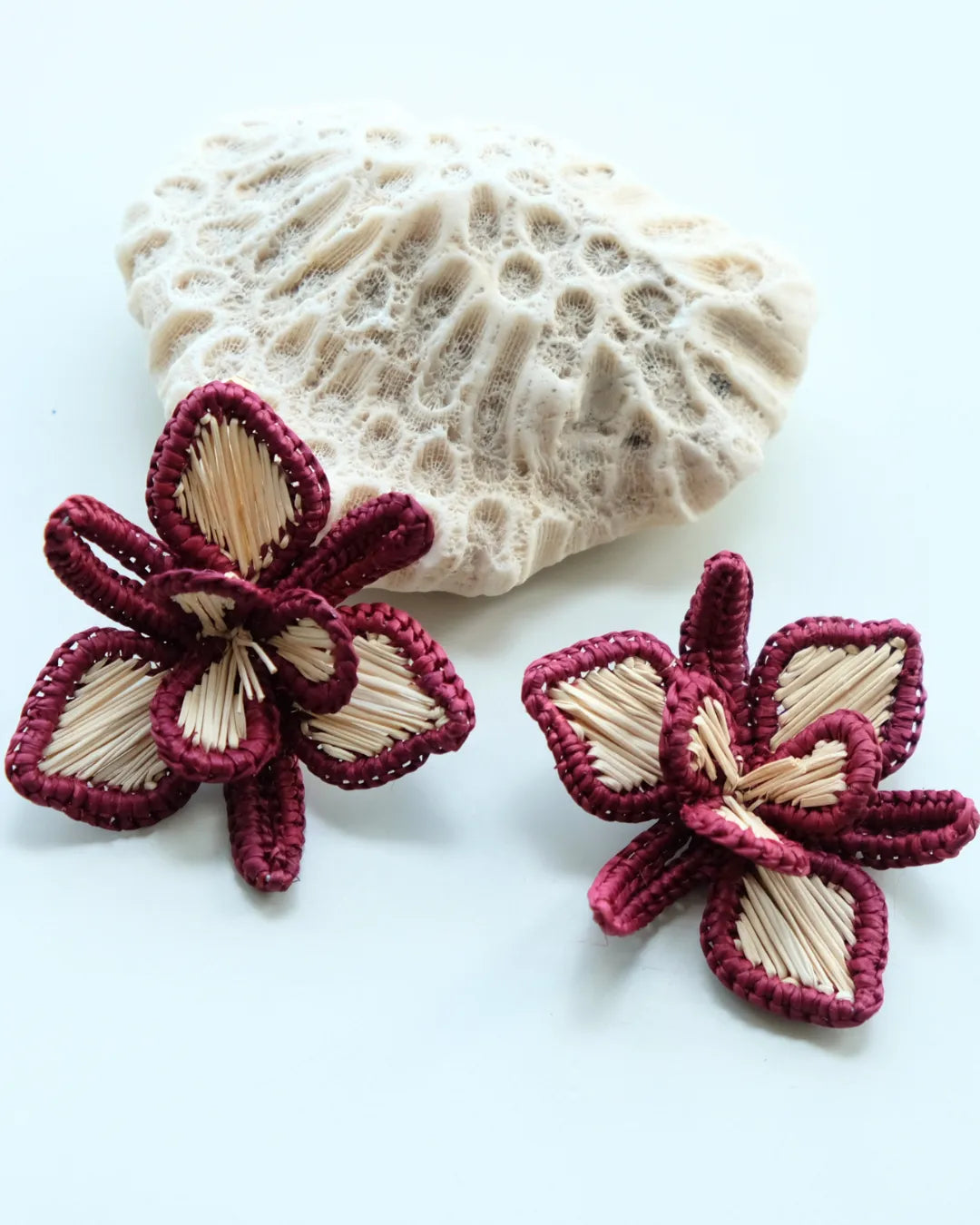 Pendientes Orquídea de Palma de Iraca – Burdeos y naranja