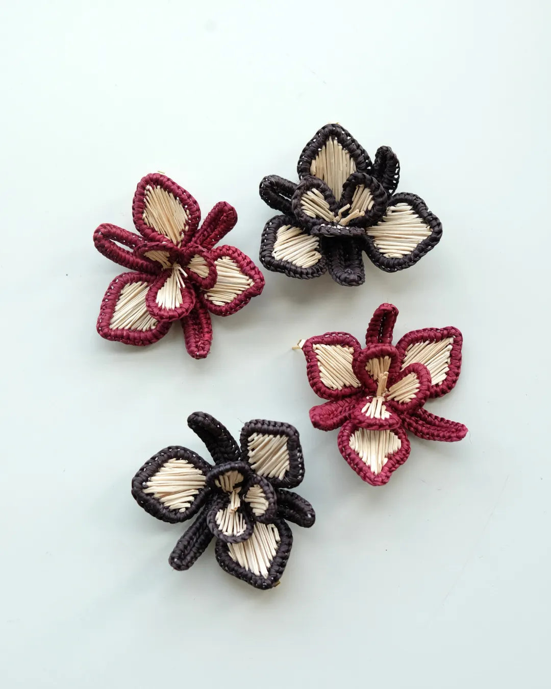 Pendientes Orquídea de Palma de Iraca – Burdeos y naranja